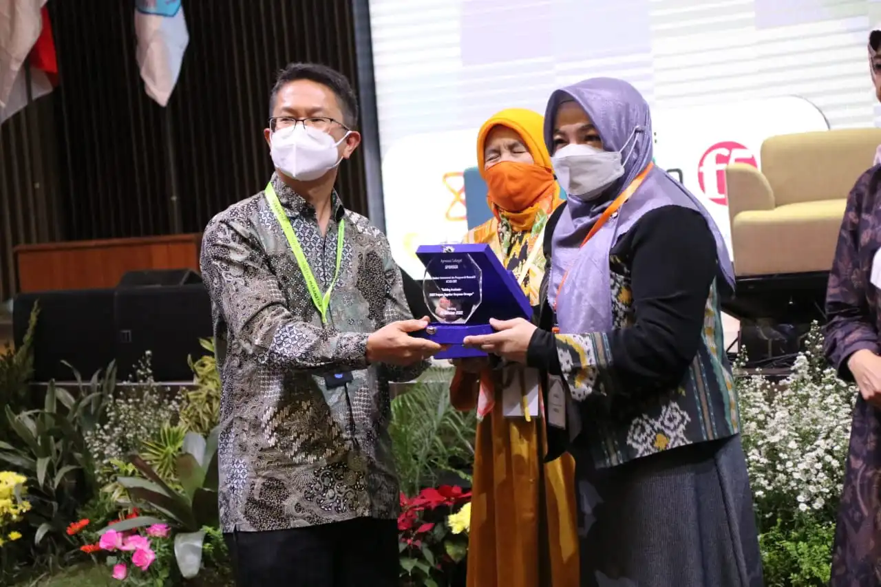 Penyerahan Piagam Anggota kepada Universitas Nusa Mandiri